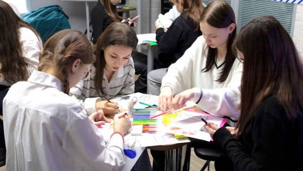 Брянскую молодежь научили изготавливать открытки к 8 Марта