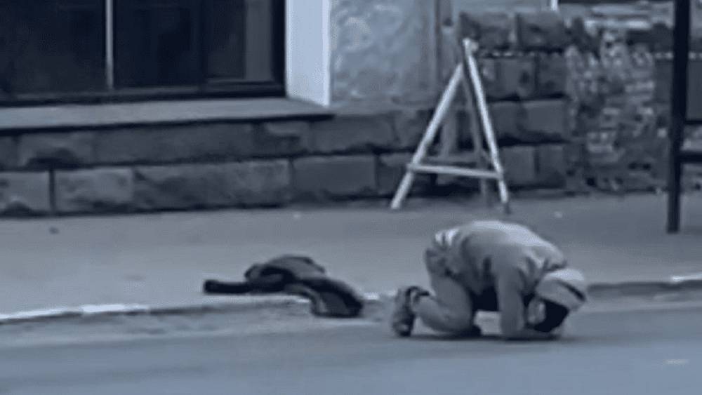 В центре Брянска странный парень улегся на дороге перед троллейбусом