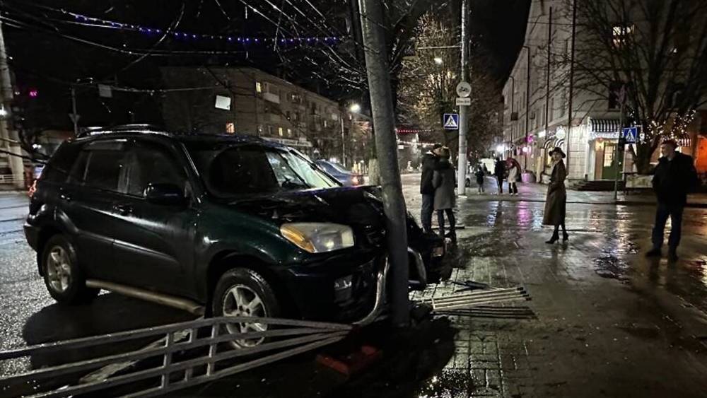 Вечером в Брянске на проспекте Ленина автомобиль врезался в столб