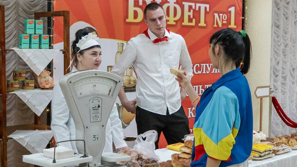 К 8 марта в ДК Медведева воссоздали атмосферу Брянска девяностых годов