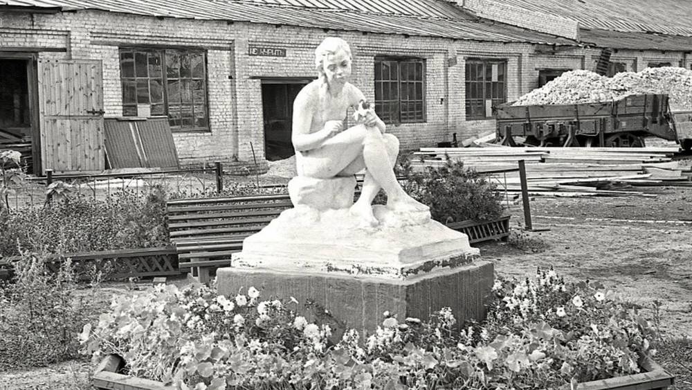 В Брянске опубликовали старое фото скульптуры девочки на территории БМЗ