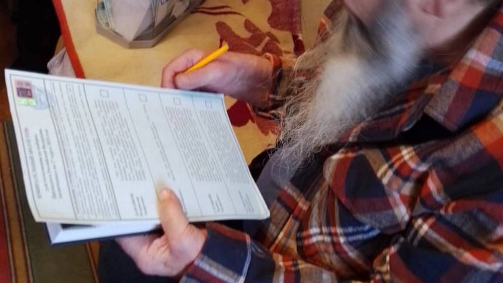 «Комнату вымыл, в душ сходил − а они не идут»: как брянский пенсионер выбирал президента