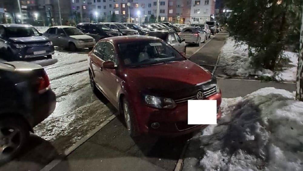 В Брянске автомобилиста оштрафовали за парковку на тротуаре во дворе дома