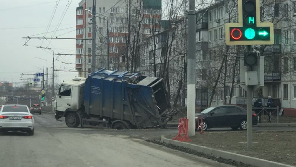В Брянске на улице Авиационной мусоровоз при выезде из двора провалился в яму
