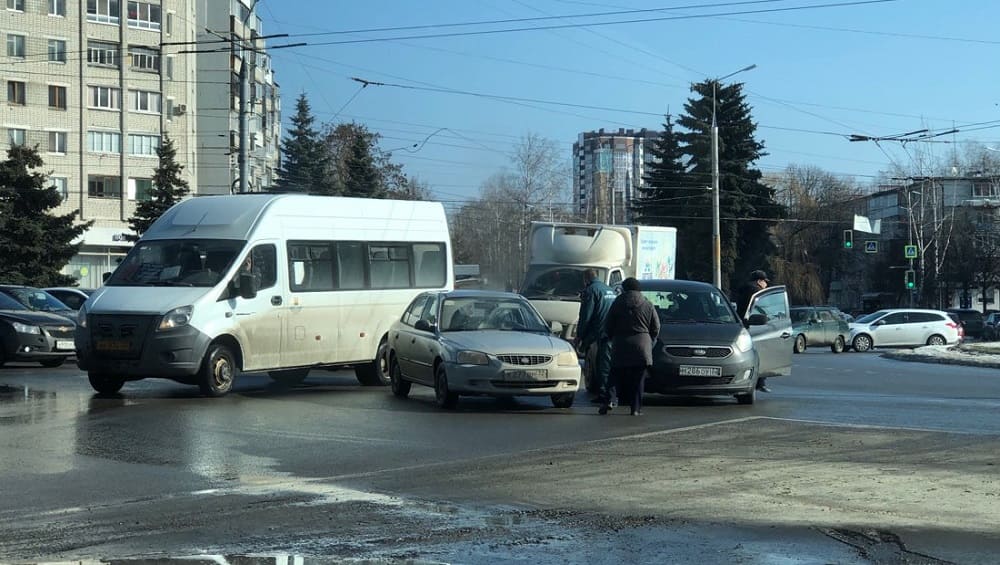 В Брянске возле «Самолёта» столкнулись два легковых автомобиля