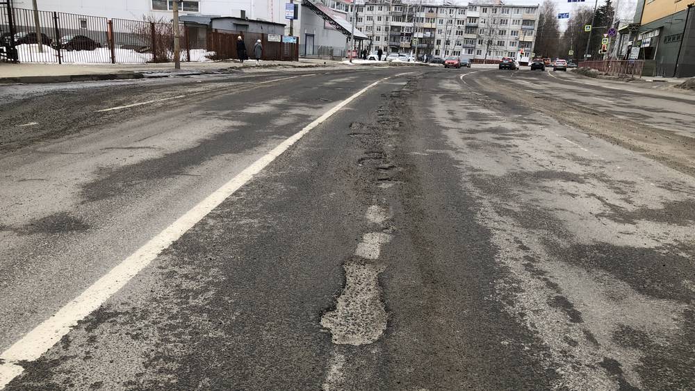 В Брянске за зиму разрушилась часть дороги на улице Романа Брянского