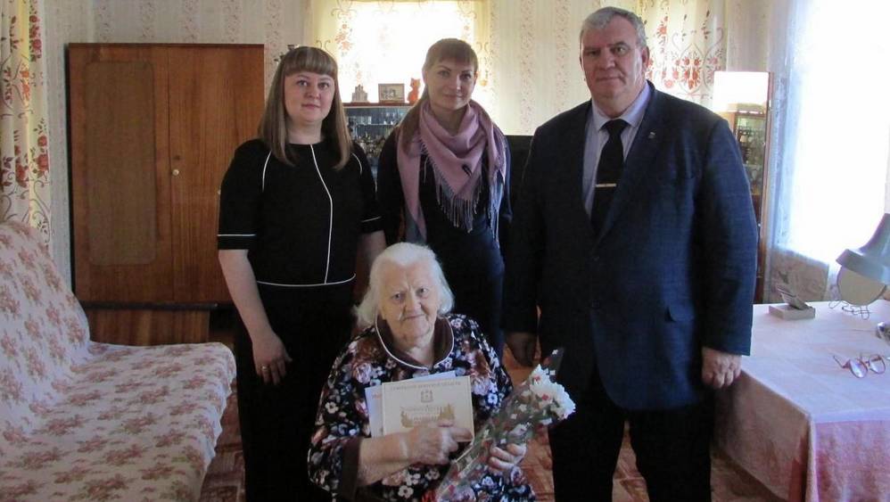 Брасовский глава Сергей Лавокин поздравил с 95-летием ветерана труда Татьяну Козлову