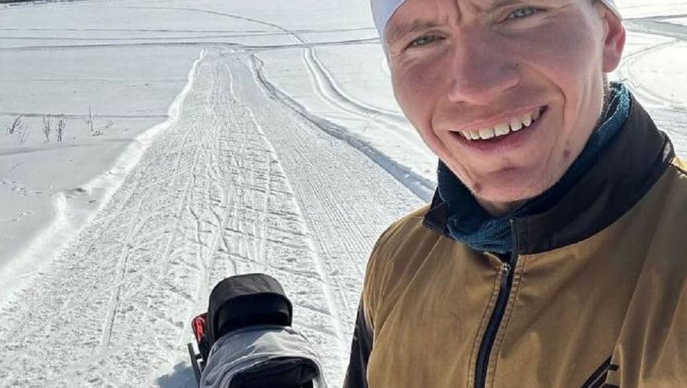 Брянский лыжник Большунов показал фото уснувшей во время его тренировки дочери