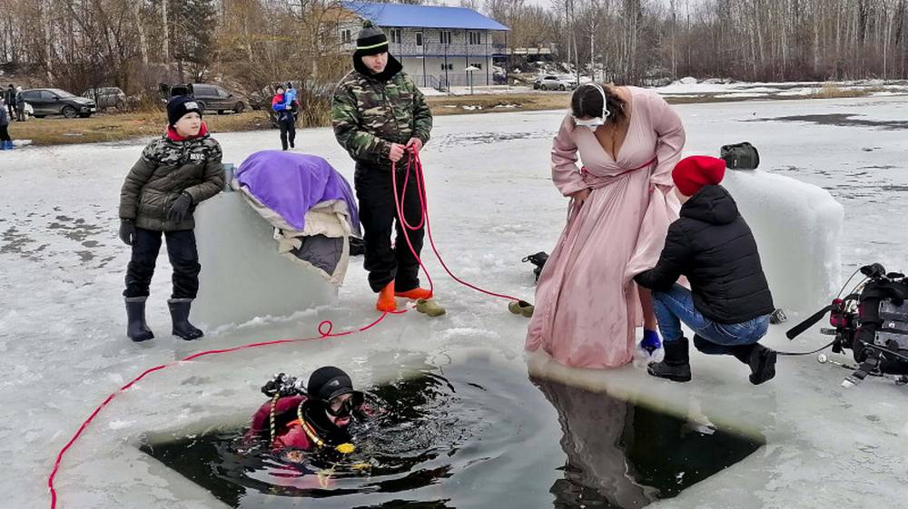 В Брянске отважная модель Оксана Новикова нырнула под лёд в вечернем платье