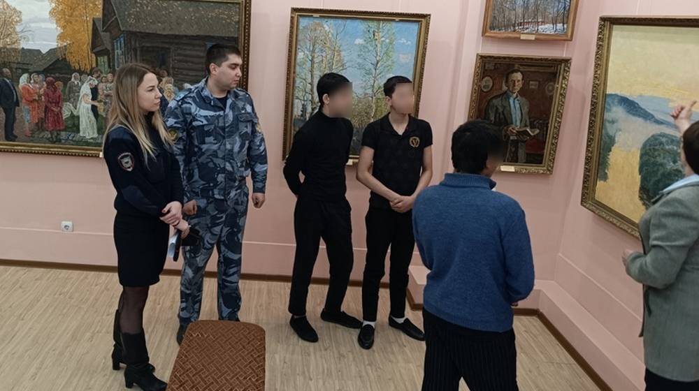 Сотрудники УИИ организовали для подростков экскурсию в музей