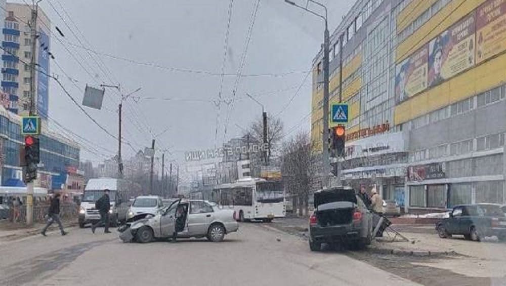 В Брянске возле ТРЦ «Мельница» произошло серьёзное ДТП с двумя автомобилями