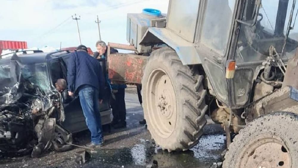 В Жирятинском районе под колеса трактора попали два автомобиля