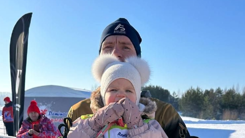 Дочь брянца Большунова вместе с отцом приняла участие в лыжной гонке и получила медаль