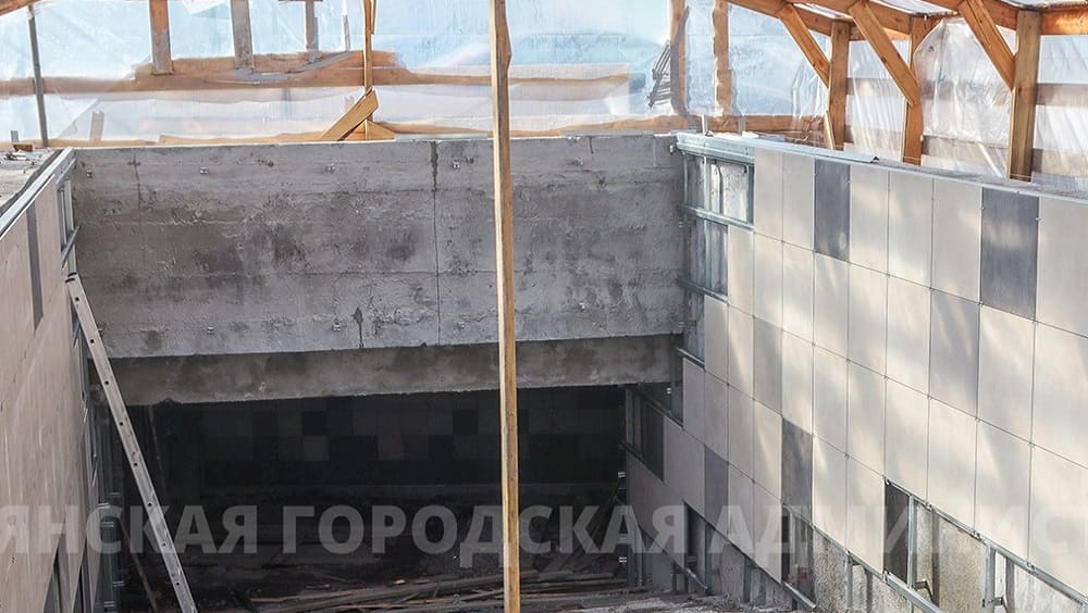 В Брянске в подземном переходе на «Полтиннике» приступили к монтажу потолков