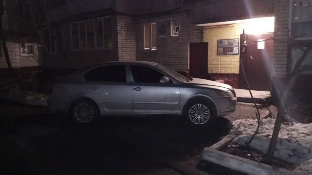 Жители Брянска обрушили гнев на припарковавшегося у подъезда автолюбителя