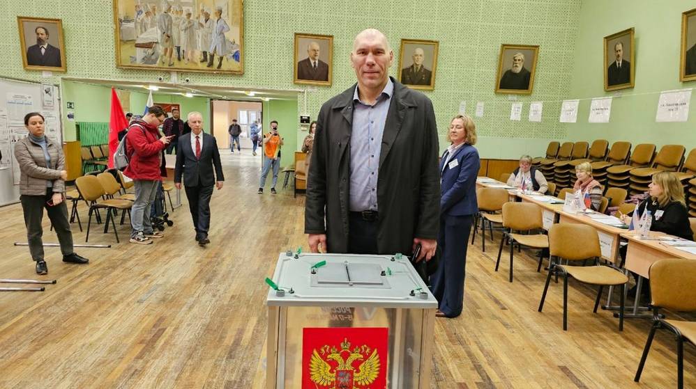 «Сила в правде!»: Николай Валуев и Николай Алексеенко проголосовали на избирательных участках