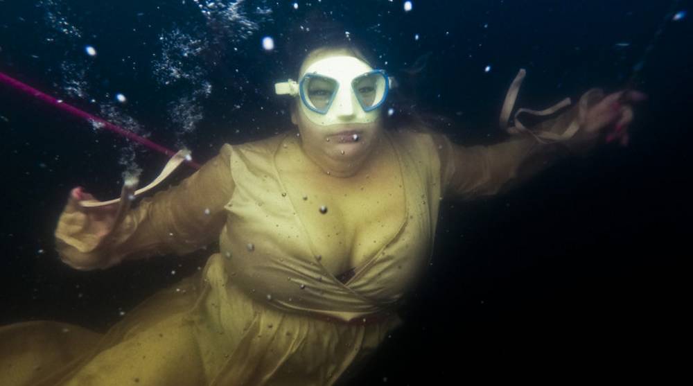 В Брянске отважная модель Оксана Новикова нырнула под лёд в вечернем платье