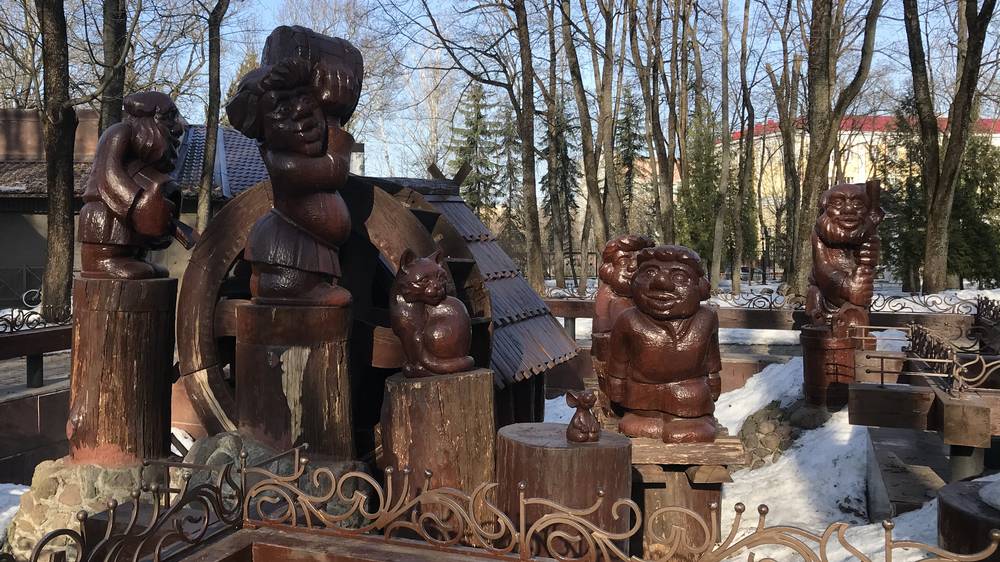 В брянском парке Толстого живые деревянные скульптуры превратили в пластиковых идолов