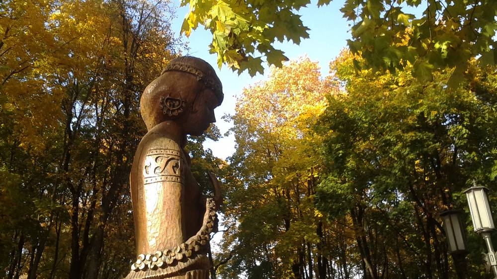 В брянском парке Толстого живые деревянные скульптуры превратили в пластиковых идолов