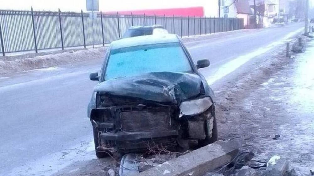 В Брянске на улице Менжинского легковой автомобиль протаранил столб