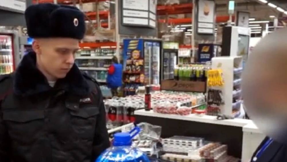 В торговых центрах Брянска полиция изъяла 2300 литров поддельной незамерзайки