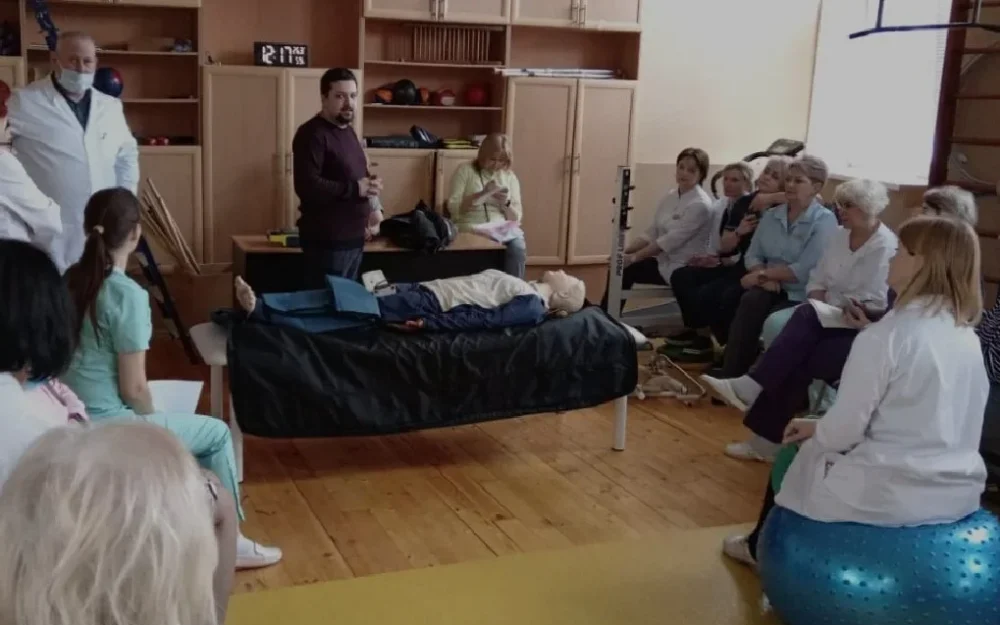 Брянским медикам напомнили правила спасения людей с помощью дефибриллятора