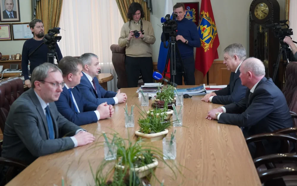 Брянский губернатор встретился с представителем Гомельской области