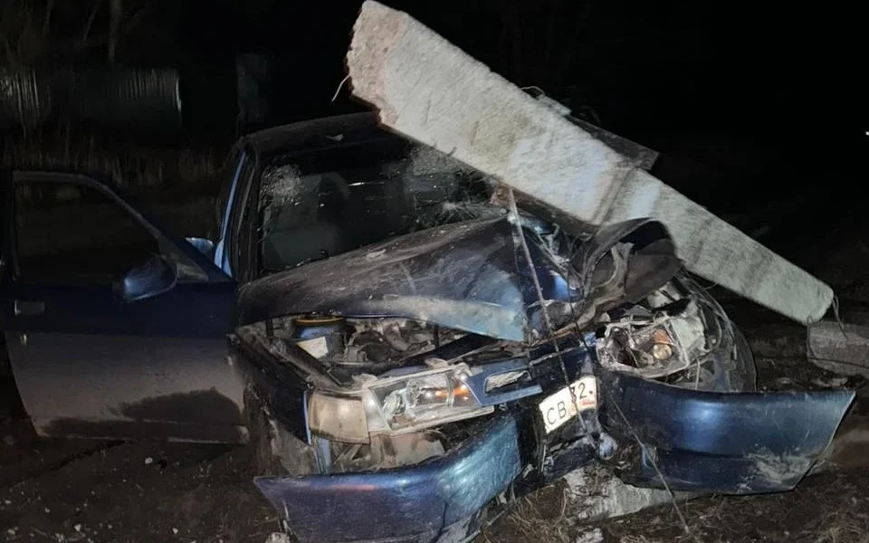 Брянский лихач врезался в столб в Суземке и оставил половину поселка без света