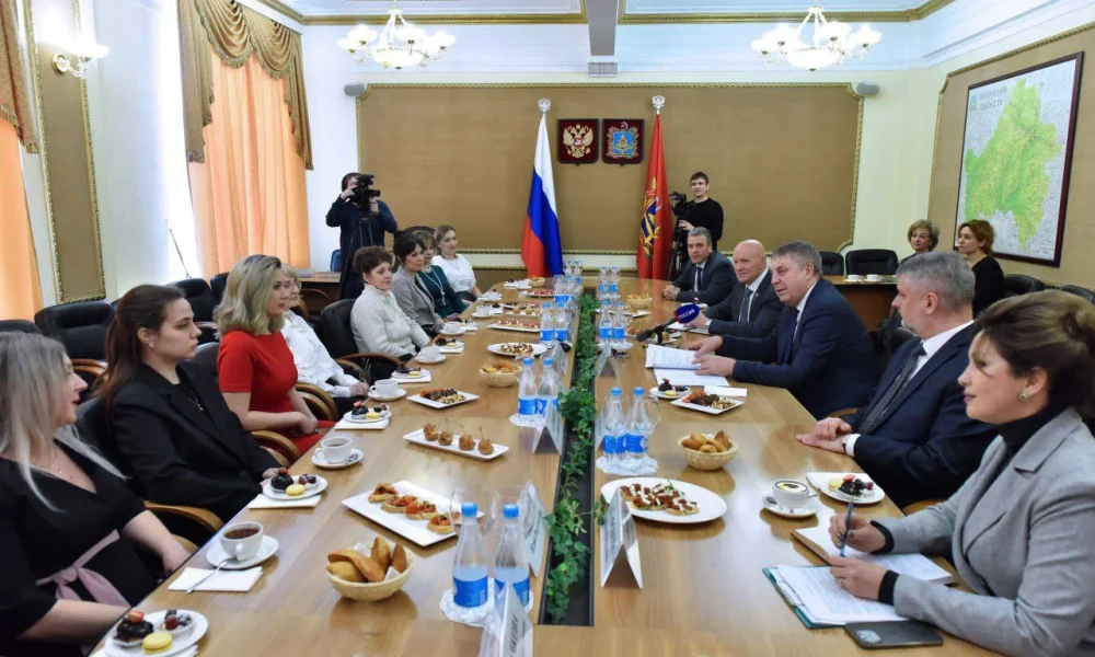 Брянский губернатор поздравил с 8 Марта матерей и жен участников спецоперации