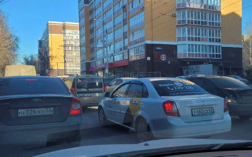 Стала известна причина внезапного перекрытия дороги на улице Советской в Брянске