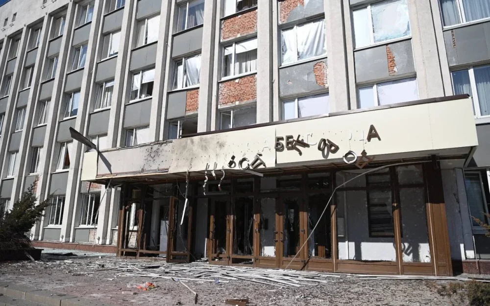 В Белгороде в результате атаки дроном здания администрации были ранены две женщины