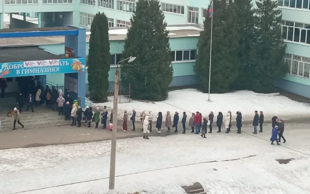 В Брянске возникли огромные очереди к участкам для голосования