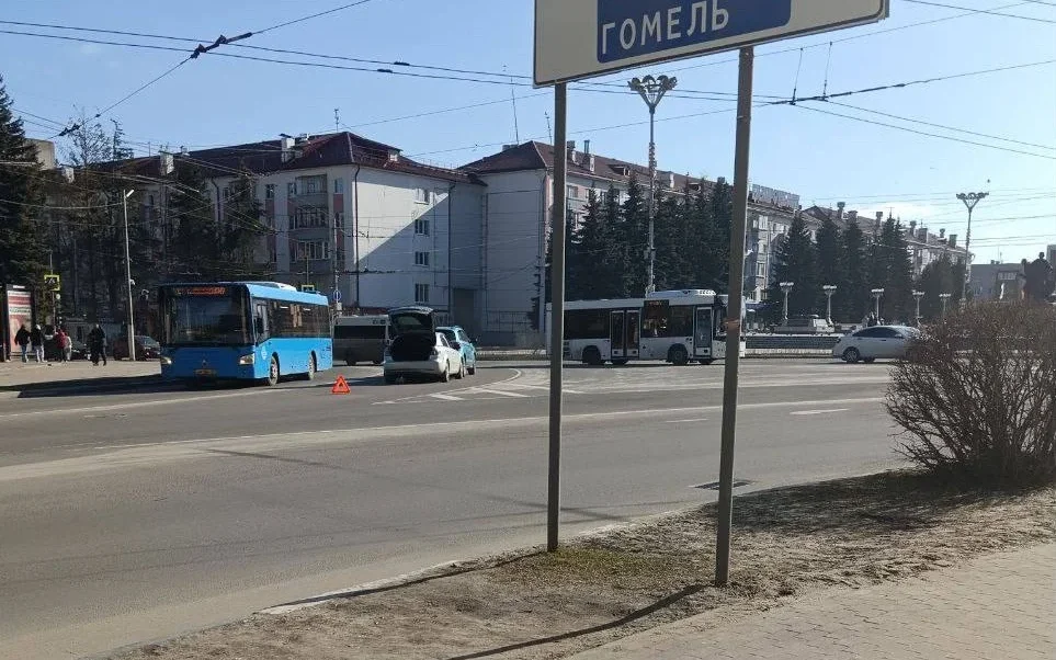 В Брянске столкнулись на площади Партизан два легковых автомобиля