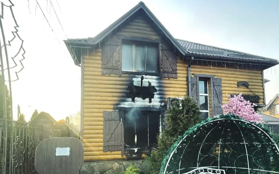 В Брянске загорелся гостиничный комплекс «Гостиный двор»