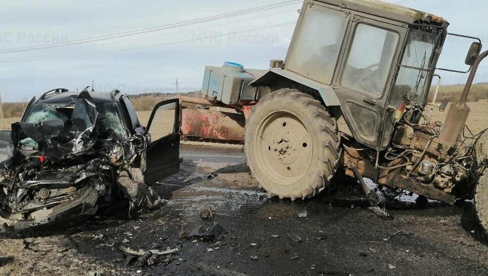 Под Жирятином в массовом ДТП с трактором пострадал пьяный водитель иномарки