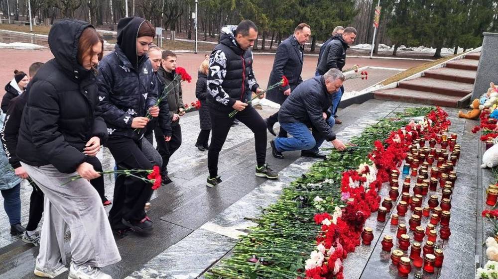 На Кургане Бессмертия брянцы возлагают цветы к стихийному мемориалу жертвам теракта