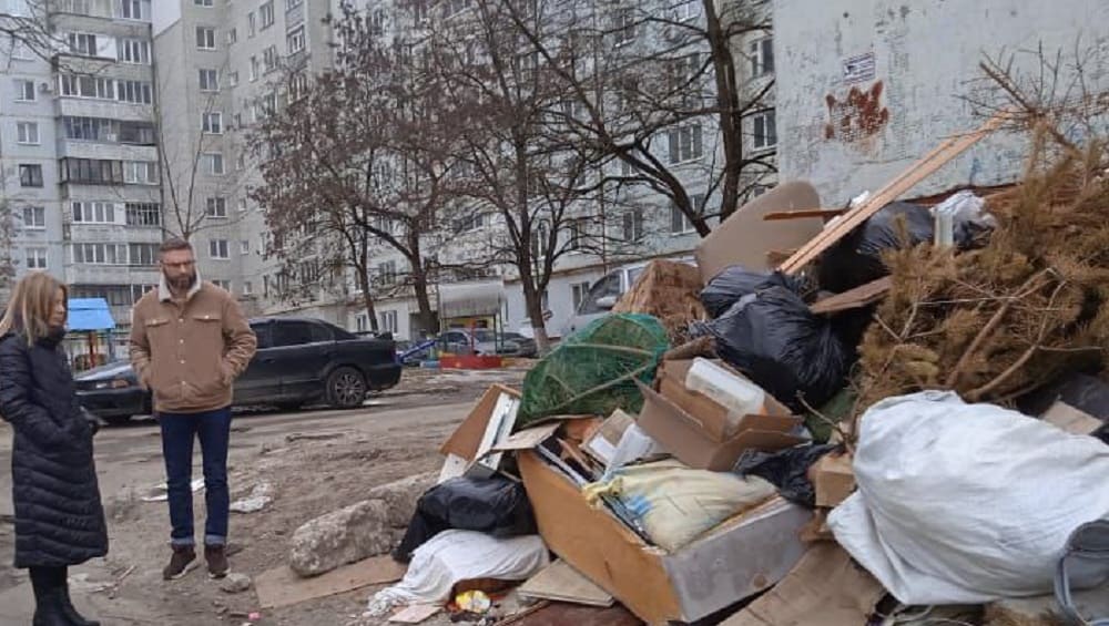 В Брянске коммунальщики отказались убрать огромную свалку на улице 50-й Армии