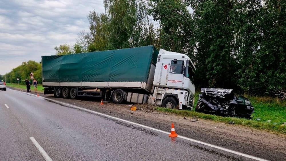 В Брянском районе водителя автопоезда оштрафовали за ДТП с пострадавшим