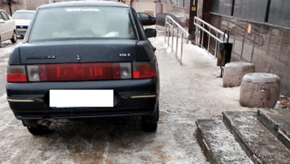 В Брянске водителя из Белых Берегов оштрафовали за парковку на тротуаре