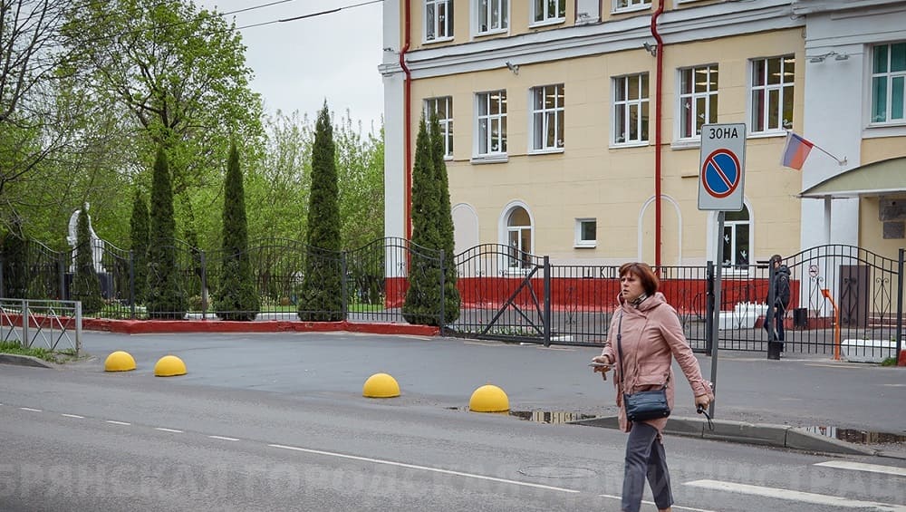 В Советском районе Брянска учеников школы № 4 защитили от автомобилистов