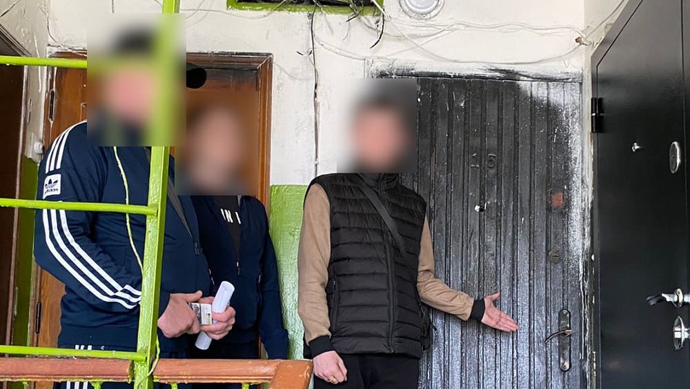 В Брянске троих подростков задержали за поджог входной двери квартиры