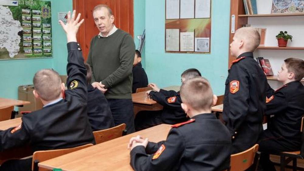 В Брянской кадетской школе высадился космический десант