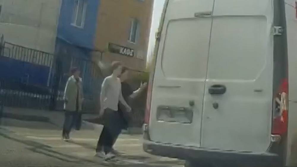 В Брянске водитель микроавтобуса проехал на «красный», чуть не сбив людей