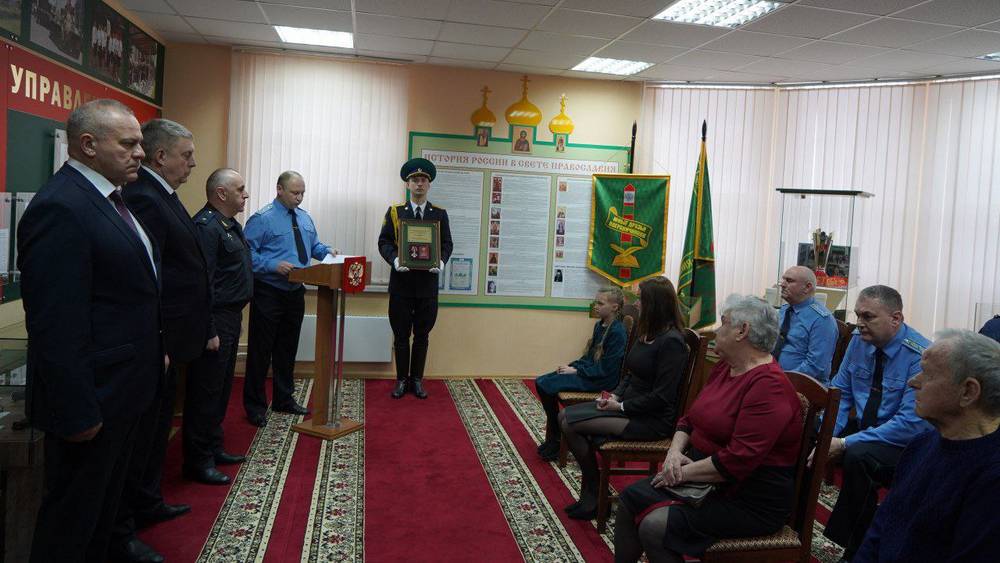 Семье погибшего командира пограничного наряда из Брянска передан орден Мужества