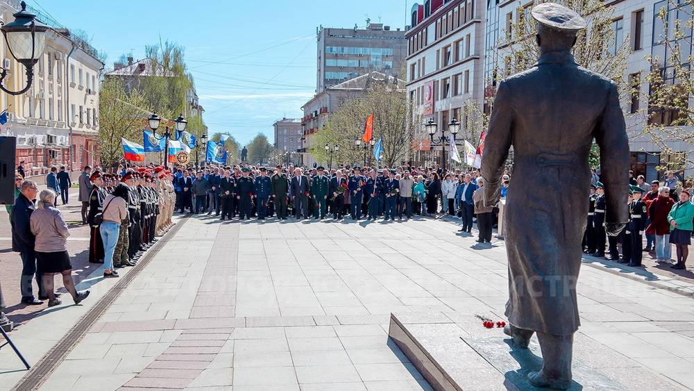 В Брянске на бульваре Гагарина в Брянске в День космонавтики прошел митинг