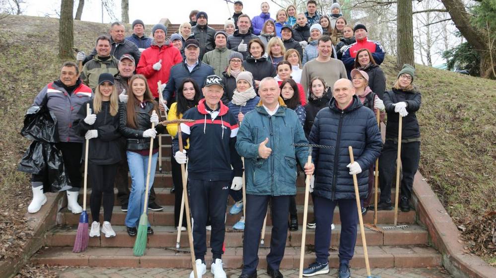 Брянские единороссы приняли активное участие в общеобластных субботниках