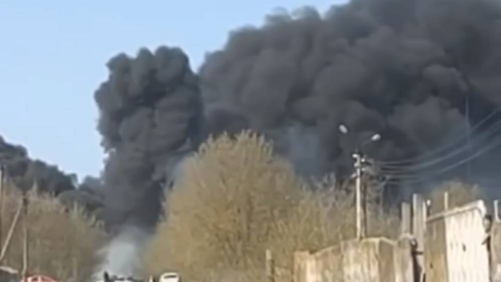 Столб черного дыма от мощного пожара переполошил жителей Клинцов