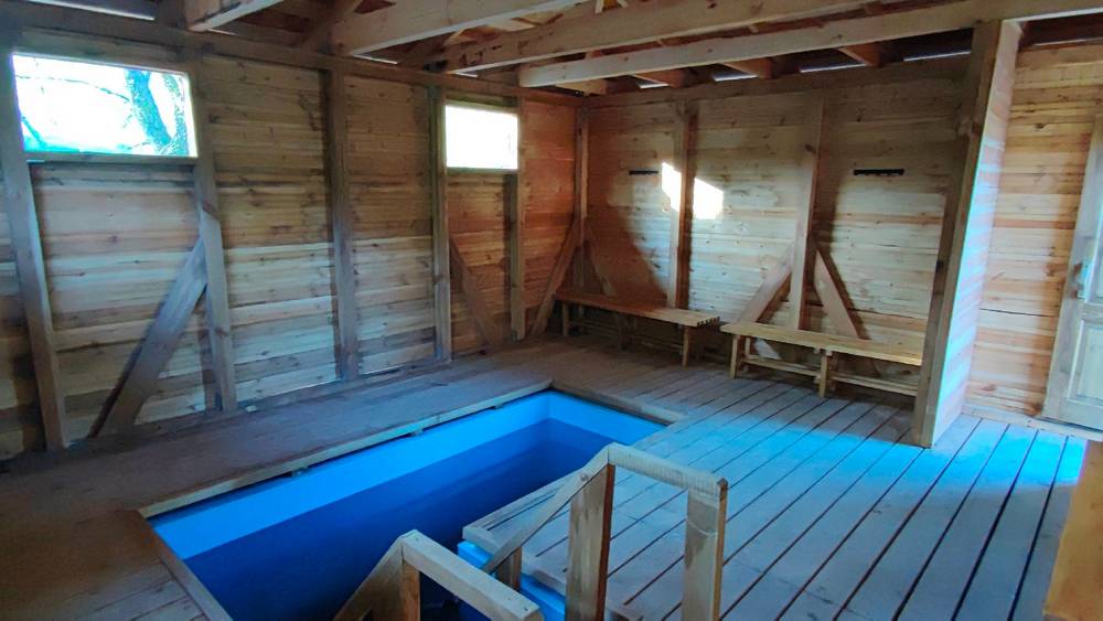 Под Брянском домик на ручье огромными трудами превратили в купель