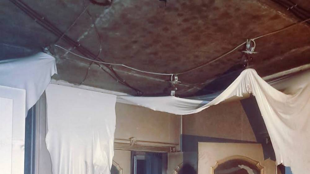 В Брянске из-за светильника в натяжном потолке произошел пожар в квартире