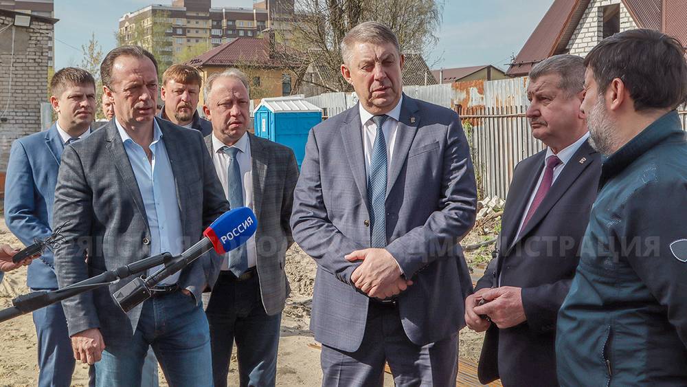 В Брянске власти проверили масштабное строительство и ремонт школ
